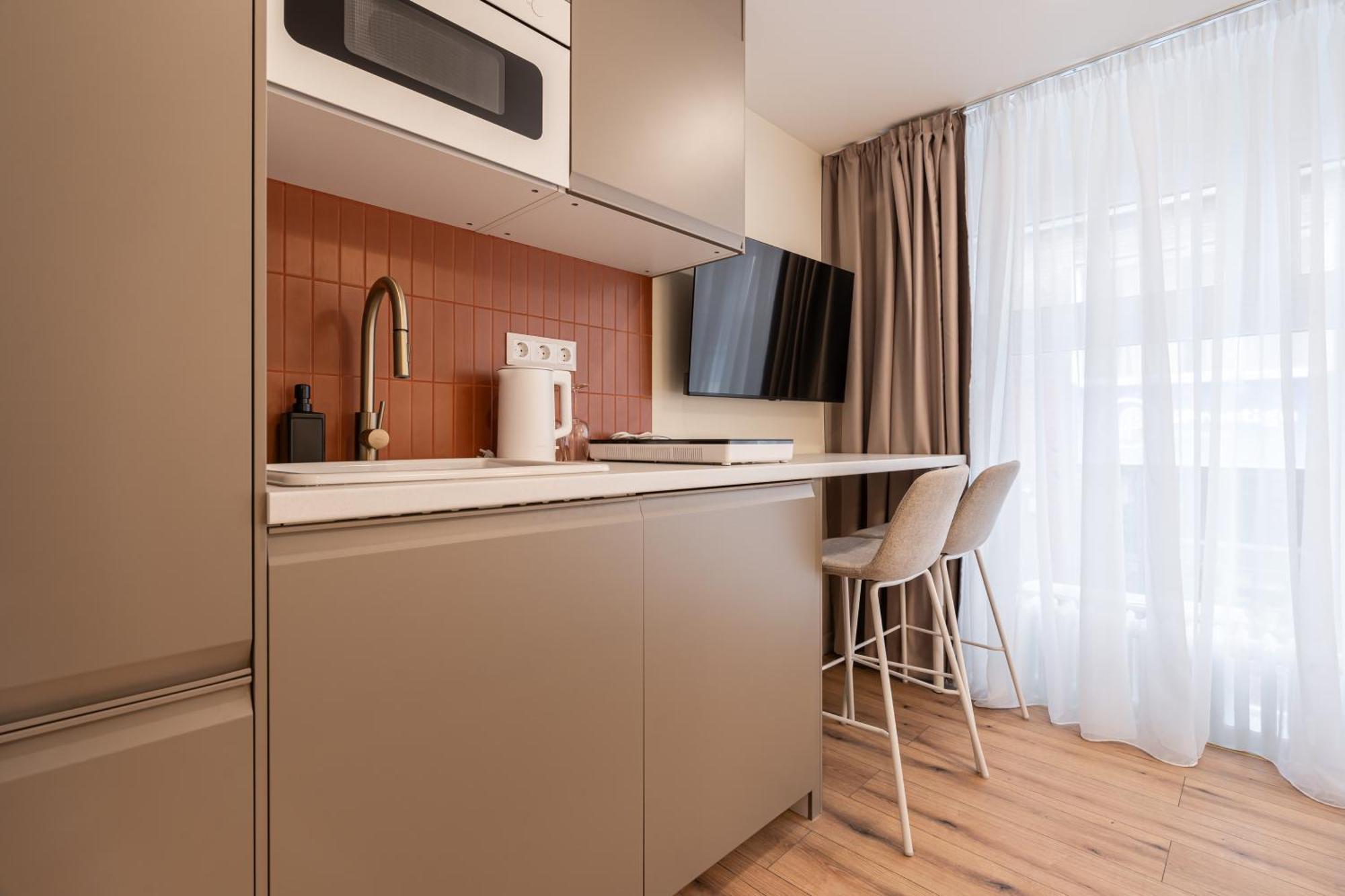 Asboth Boutique Suites, Location By Bqa Apartman
